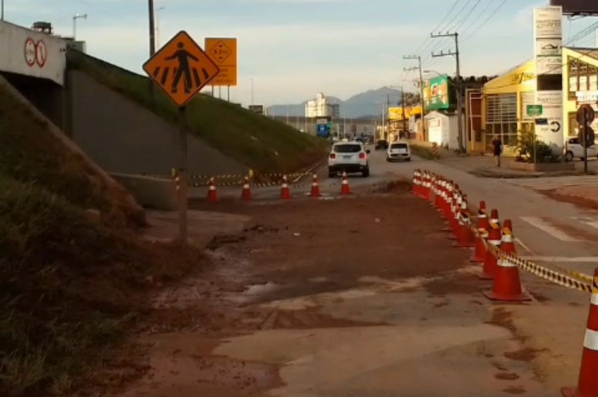Trânsito onde rompeu adutora em São José é alterado; veja