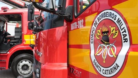 Incêndio destrói casa e mobiliza bombeiros em Florianópolis