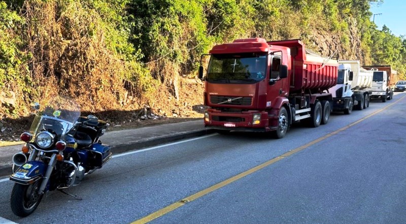 PRF flagra caminhões com 54 toneladas de excesso de carga na Grande Florianópolis