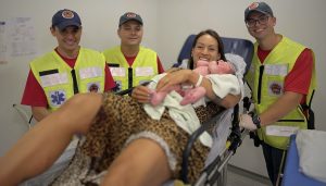 Mulher entra em trabalho de parto e dá à luz no sofá de casa