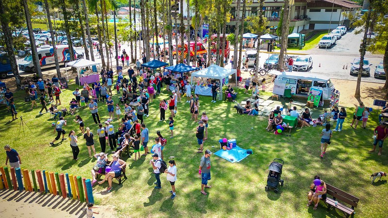 Evento no bairro Garcia atende quase 4 mil pessoas gratuitamente