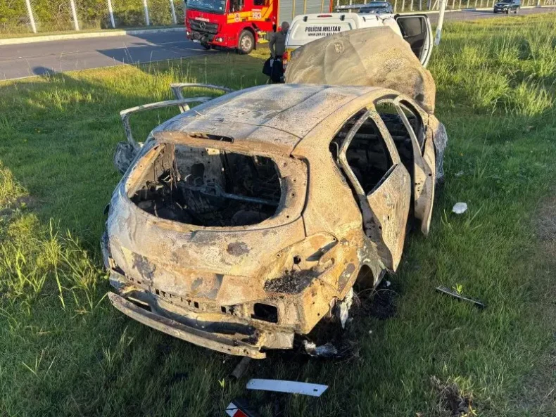 Carro pega fogo em Florianópolis e causa fila no aceso ao aeroporto