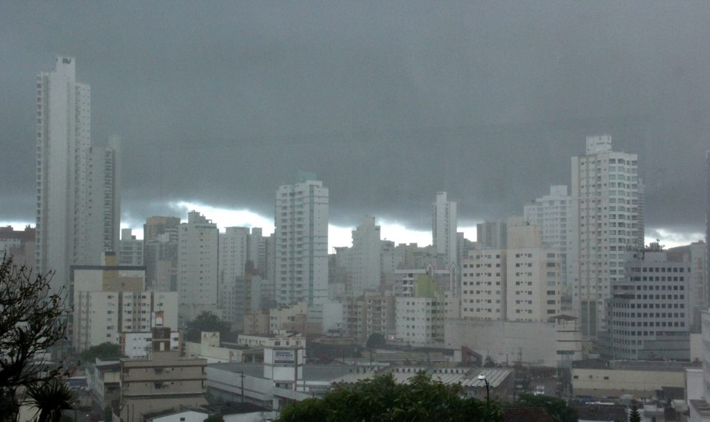 Defesa Civil alerta para chuva intensa e volumosa nesta quinta em SC