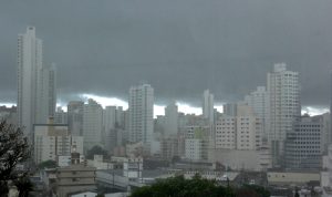 Fim de semana em SC terá temporais e frio; confira a previsão