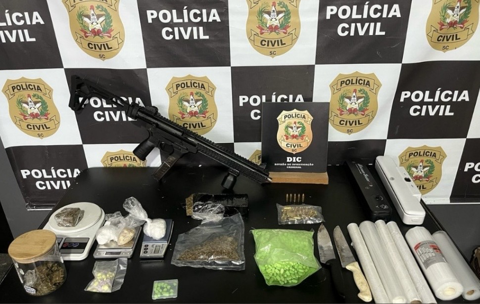Mulher é presa com submetralhadora e diversos tipos de drogas
