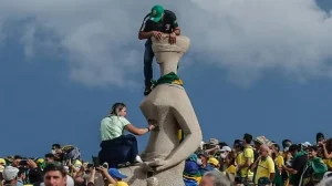 Moraes vota para condenar mulher que pichou estátua