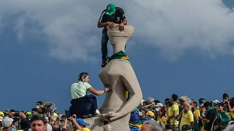 Moraes vota para condenar mulher que pichou estátua