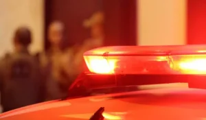 Jovem embriagado é preso ao agredir a própria mãe e policiais