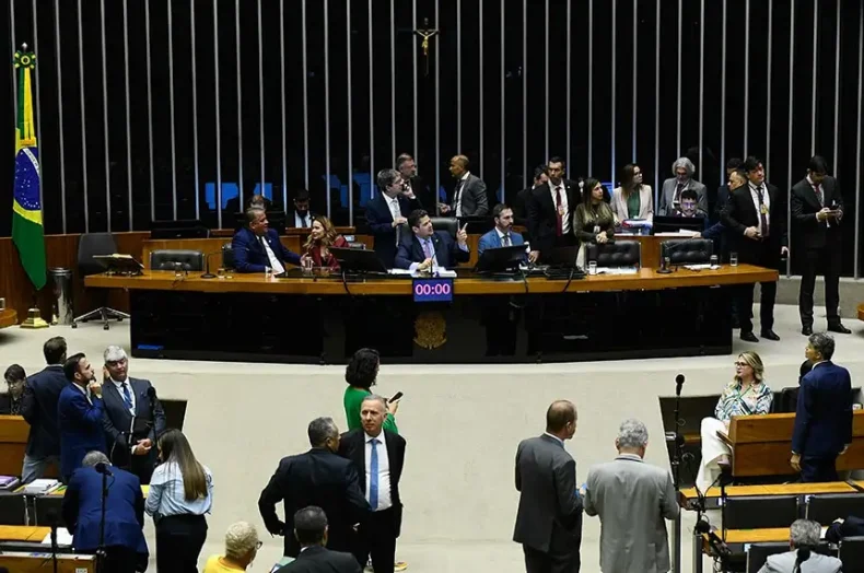 Fim da escala 6×1 deve ficar para depois das eleições, diz ministro