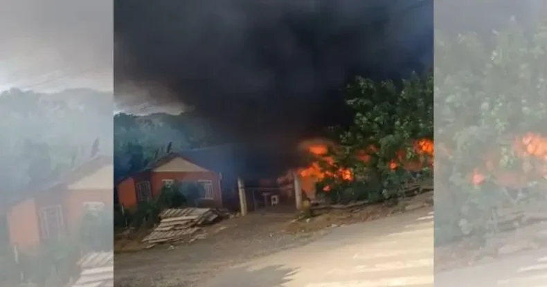 Incêndio em casa de madeira deixa uma criança morta em SC