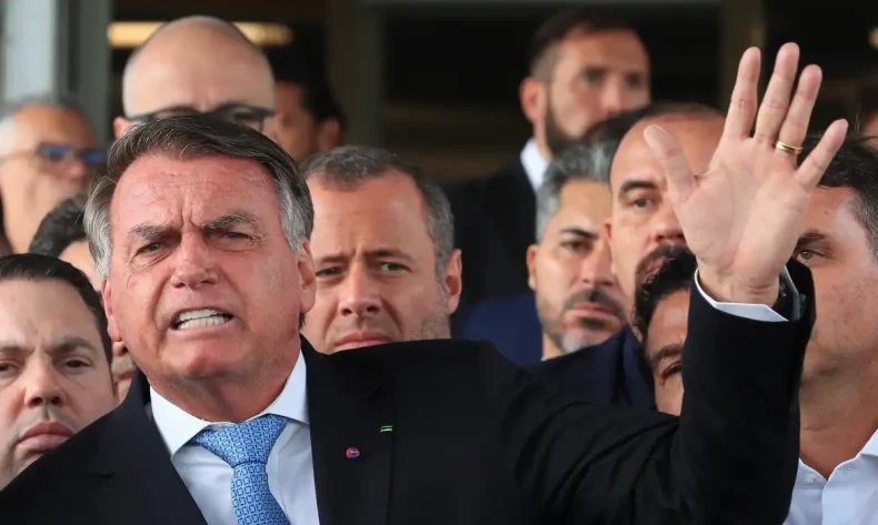 Vídeo: Bolsonaro é interrompido por marcha fúnebre durante coletiva
