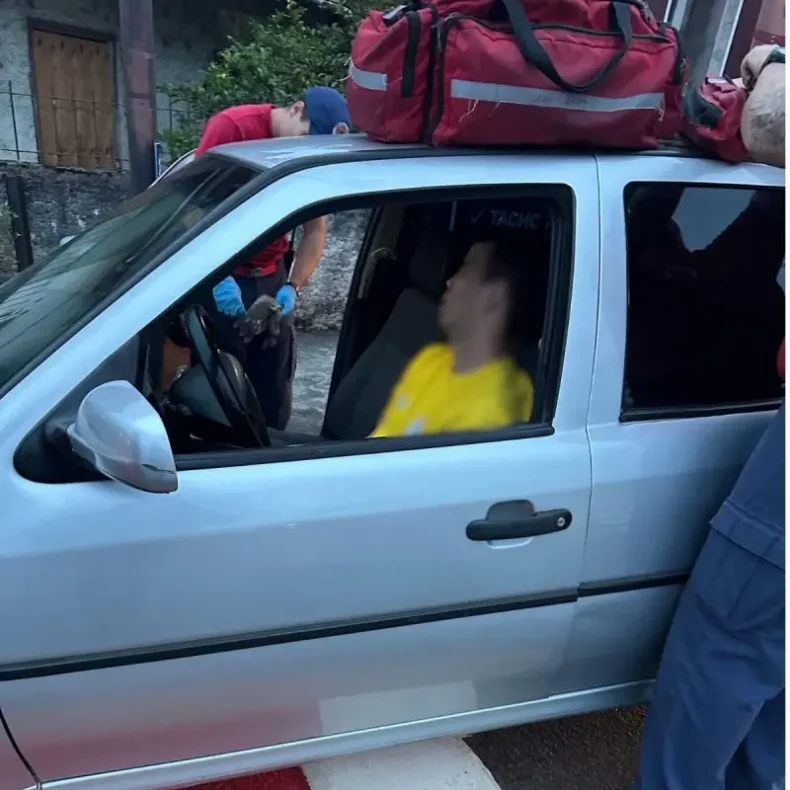 Motorista é flagrado dormindo no trânsito em Blumenau