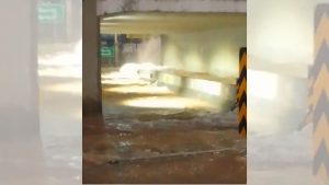 Vídeo: adutora rompe e alaga BR-101 em São José