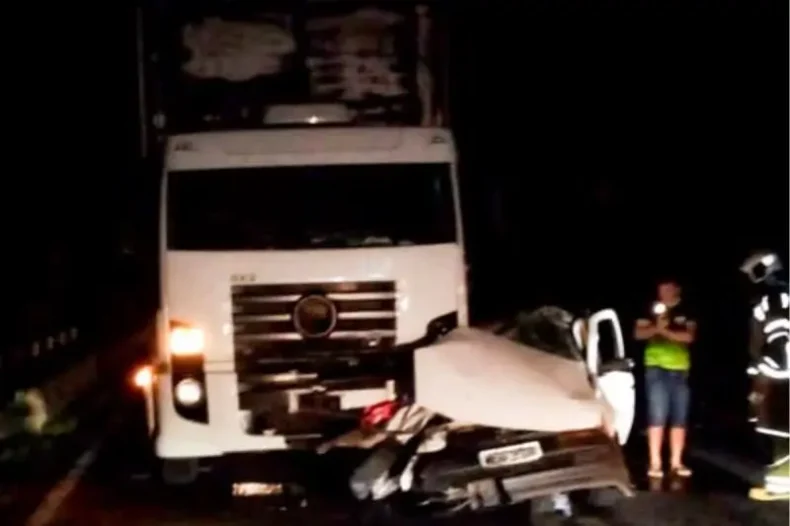 Acidente entre carro e caminhão deixa homem preso às ferragens em SC