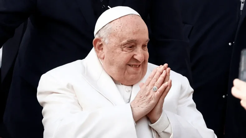 Novo boletim médico destaca que Papa Francisco está fora de “perigo eminente”