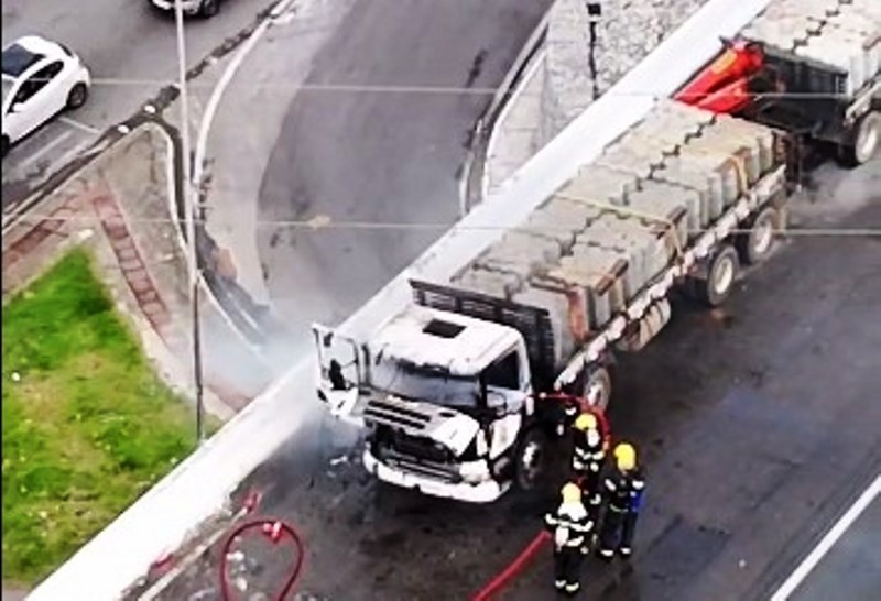 Caminhão pega fogo na Via Expressa e trava trânsito em direção à Ilha