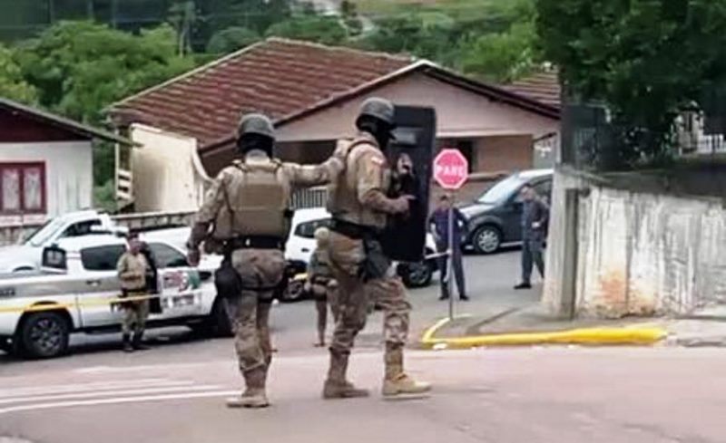 Suspeita de bomba abandonada em veículo mobiliza polícia em SC