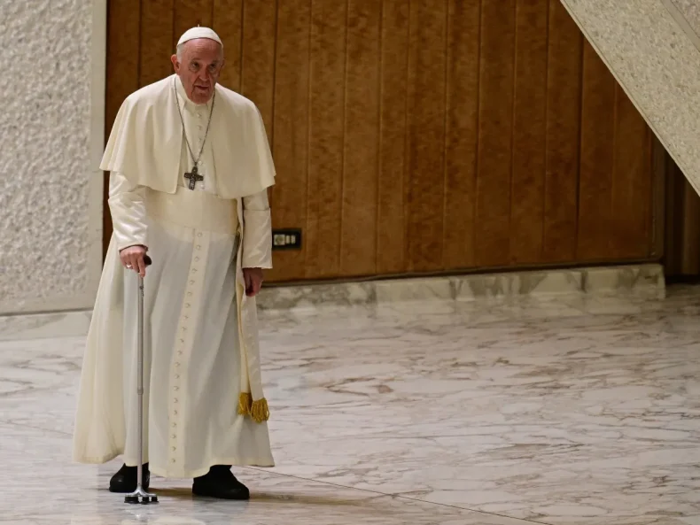 Vaticano revela causa da morte do papa e divulga testamento
