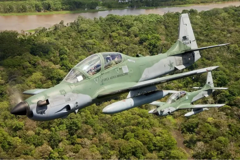 Avião com traficantes cai após ser interceptado por caças da FAB