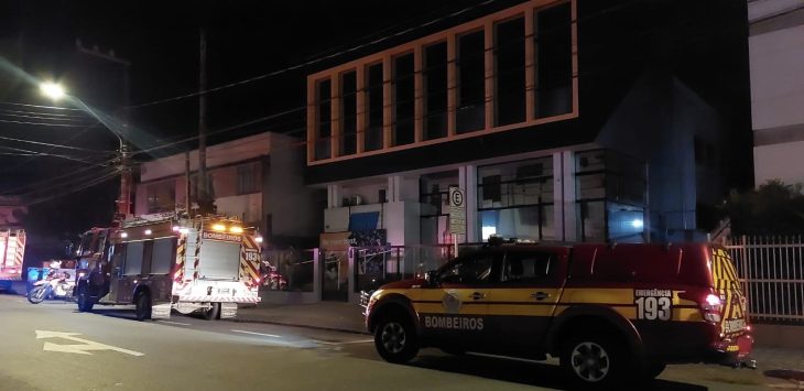 Incêndio na cantina de colégio mobiliza bombeiros em SC