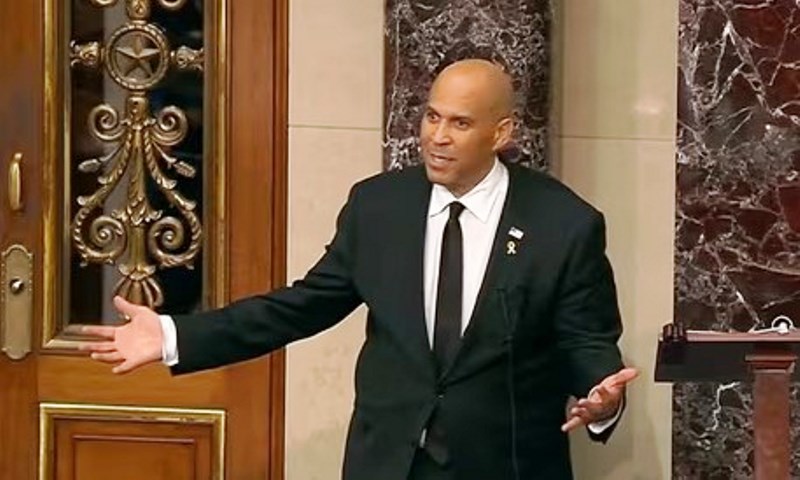 Senador dos EUA faz discurso de 24 horas sem parar com críticas a Trump