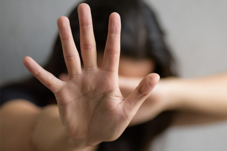 Homem é preso ao agredir esposa com cabo de ferro