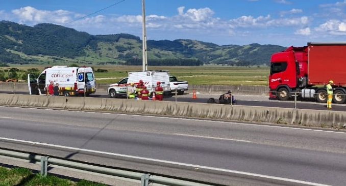 Motociclista morre em colisão traseira na BR-101