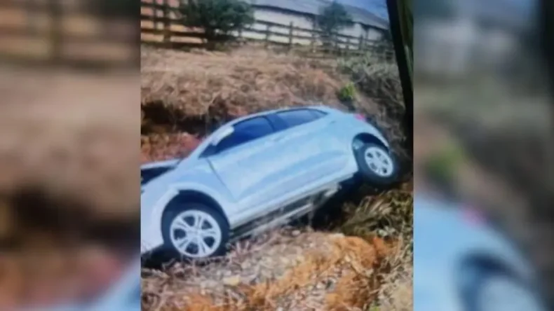 Carro cai em vala e criança de 5 anos fica ferida no Norte do estado