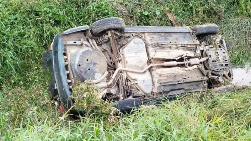 Motorista morre após carro sair da pista e capotar em rodovia