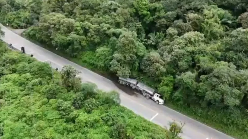 Caminhão sem freios tomba na Serra Dona Francisca em Joinville