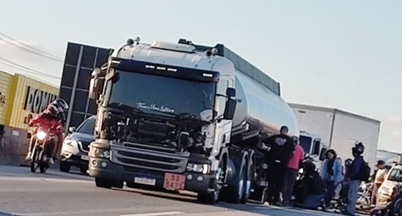 Motociclista morre em acidente com caminhão na BR-101 em São José