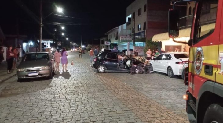 Ultrapassagem termina em engavetamento com seis carros