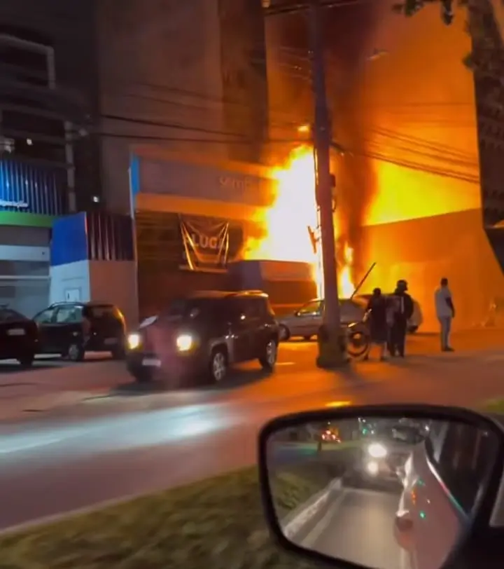 Bombeiros combatem fogo em edificação no Centro de Florianópolis