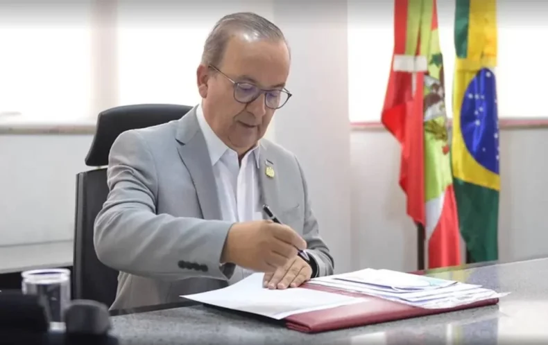 Jorginho Mello é reeleito governador de SC