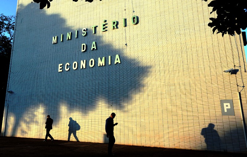 Economistas preveem colapso com despesas livres caindo a zero