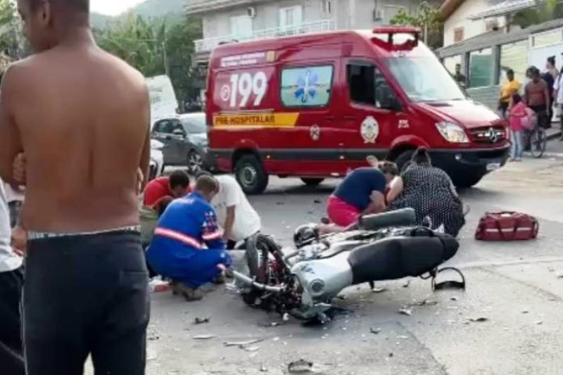 Batida entre motos deixa duas pessoas mortas