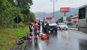 Casal de moto fica ferido em acidente com carro na SC-401