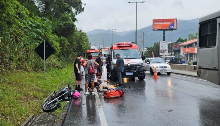 Casal de moto fica ferido em acidente com carro na SC-401