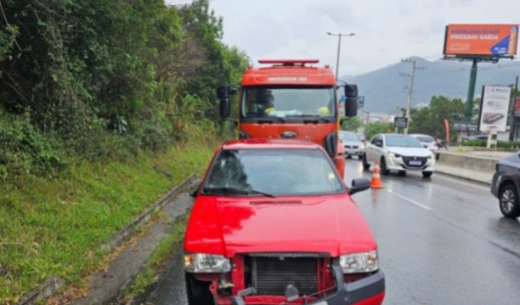 Casal de moto fica ferido em acidente com carro na SC-401
