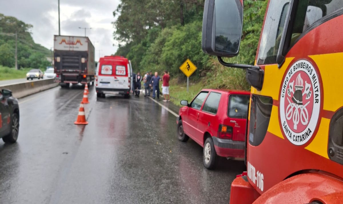 Casal de moto fica ferido em acidente com carro na SC-401