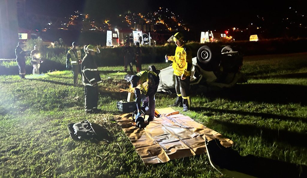 Carro capota e passageira morre após ser ejetada do veículo