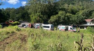 Ônibus com estudantes cai em ribanceira e 10 pessoas morrem; rodovia está bloqueada
