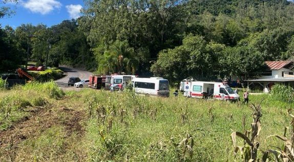 Ônibus com estudantes cai em ribanceira e 10 pessoas morrem; rodovia está bloqueada