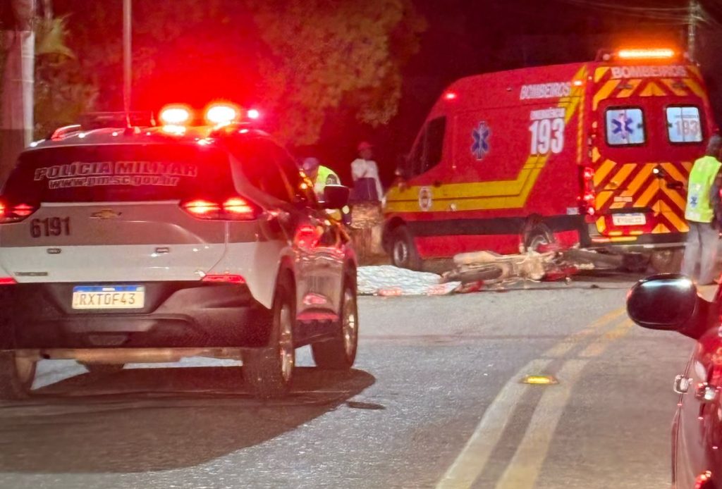 Motociclista morre após colidir com carro e ser atropelado na sequência