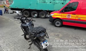 Motociclista morre após colisão com caminhão  em Blumenau
