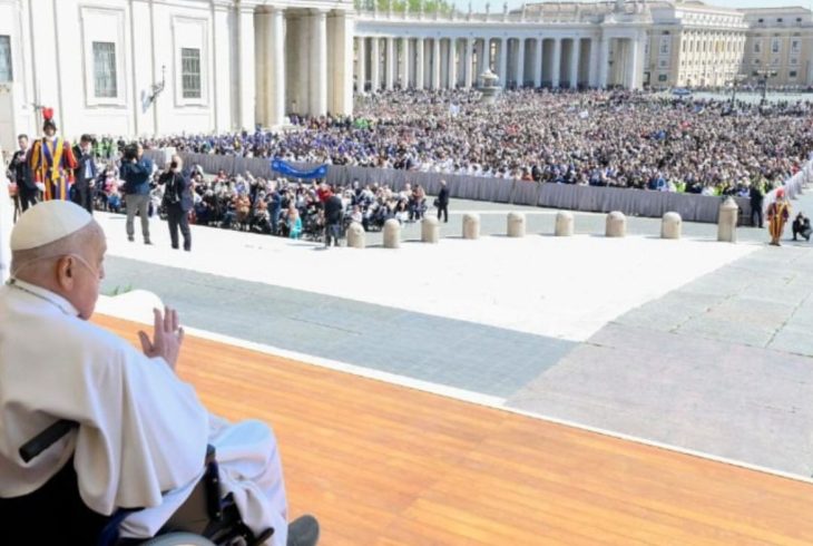 “Bom domingo”: papa Francisco aparece ao público de surpresa