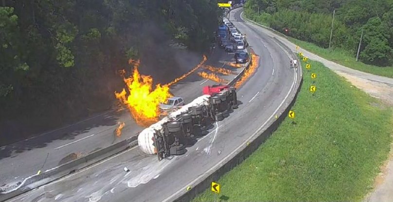 Vídeo: explosão de caminhão na BR-101 atinge dezenas de veículos