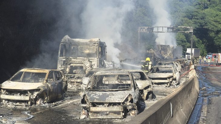 Filas ultrapassam 10 km após acidente na BR-101; não há previsão de liberação da rodovia