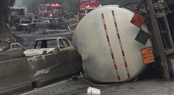 PRF investiga as causas do acidente que levou a incêndio de veículos na BR-101