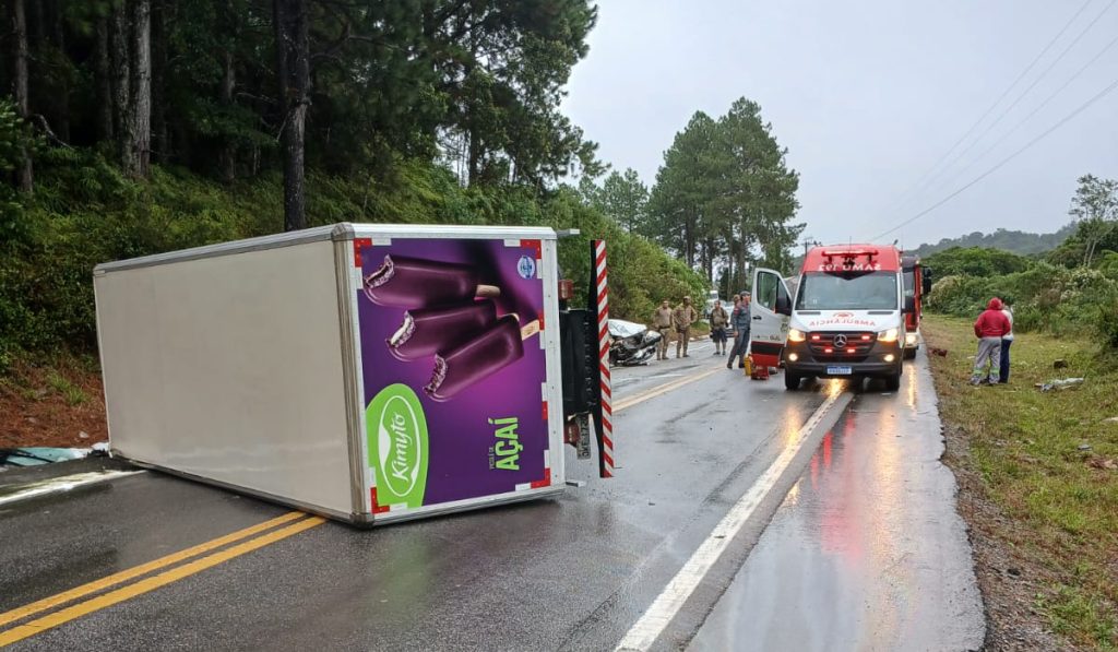 Carreta tomba na BR-282; rodovia ficou bloqueada por horas